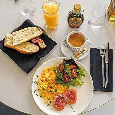 On The Massena! Free Breakfast 4*